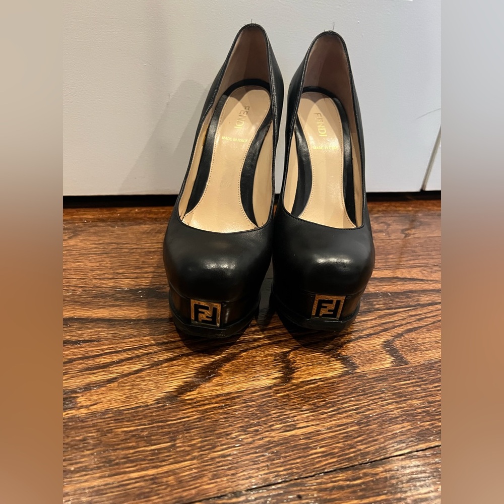 Fendi Décolleté Nappa Nero Black Platform Heels With Gold Logo